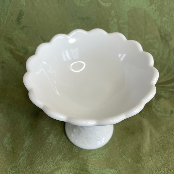 Milk glass vintage candy dish. Grapes and vine on cup and pedestal. - Picture 6 of 8
